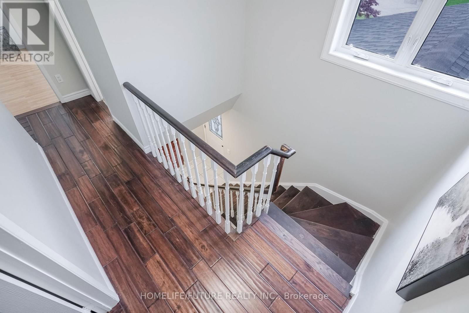 47 CARISBROOKE SQUARE Image 35