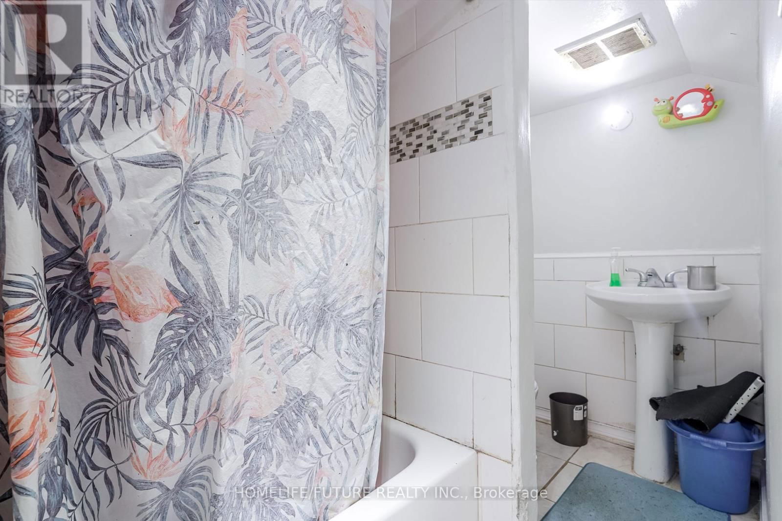 47 CARISBROOKE SQUARE Image 38