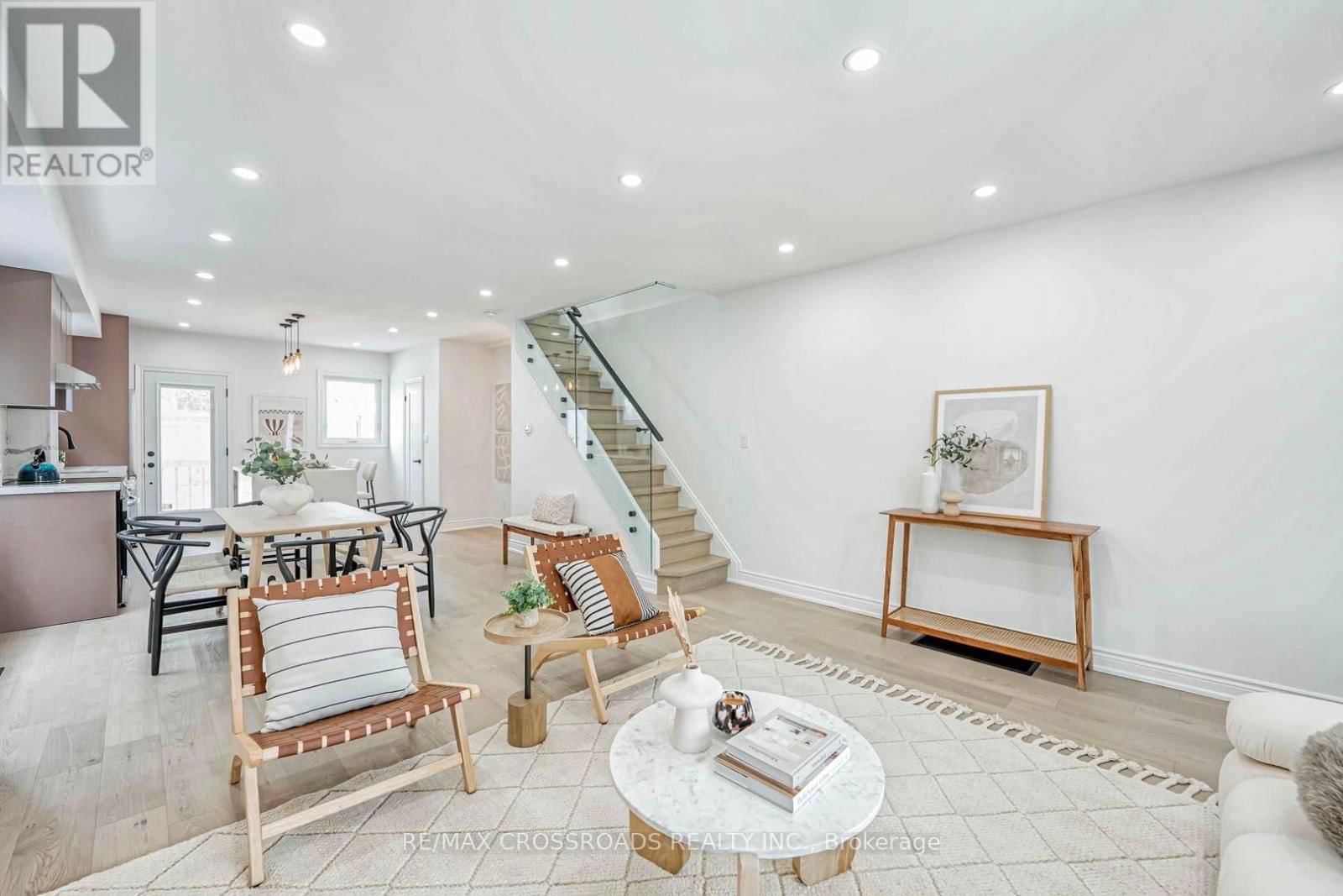 548 GLEBEHOLME BOULEVARD Image 10