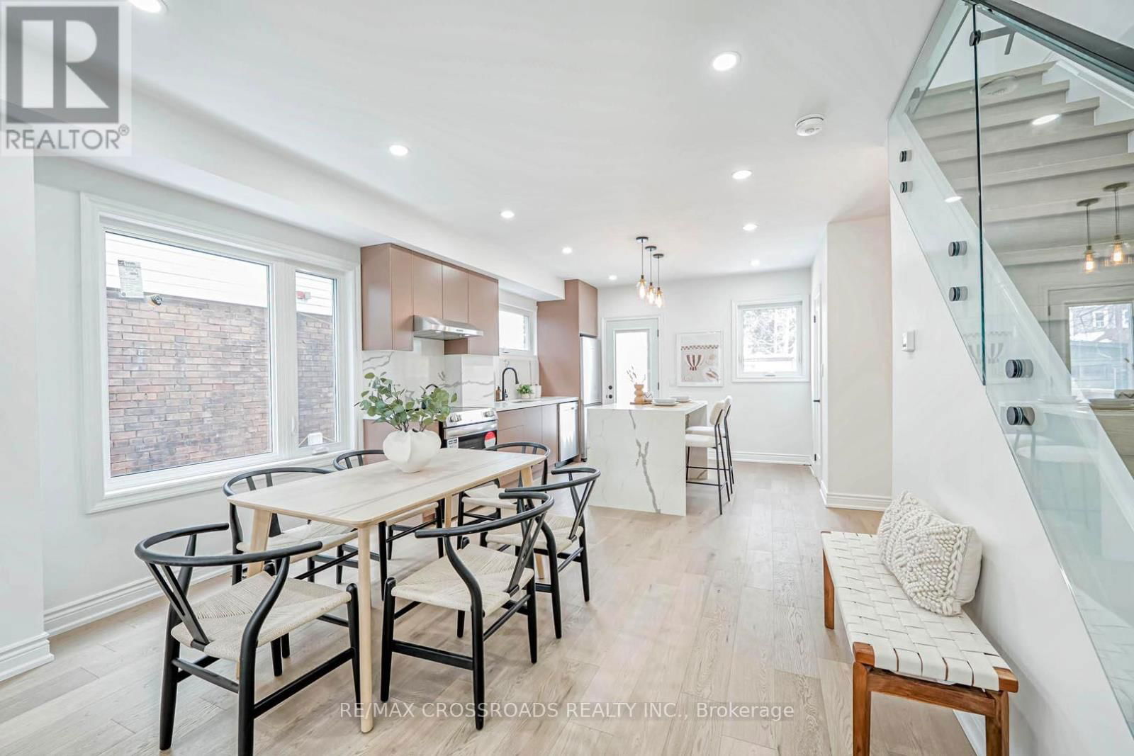 548 GLEBEHOLME BOULEVARD Image 11