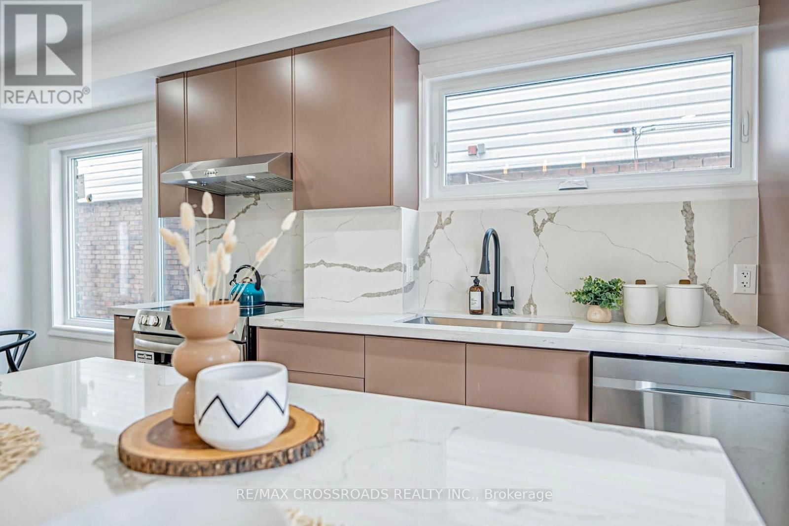 548 GLEBEHOLME BOULEVARD Image 16