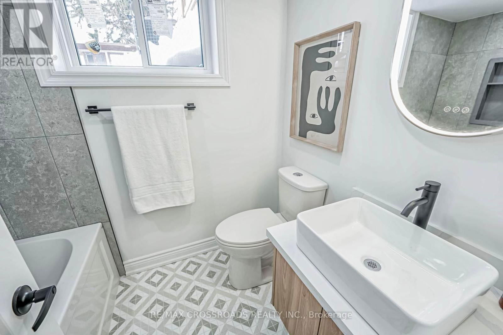 548 GLEBEHOLME BOULEVARD Image 33