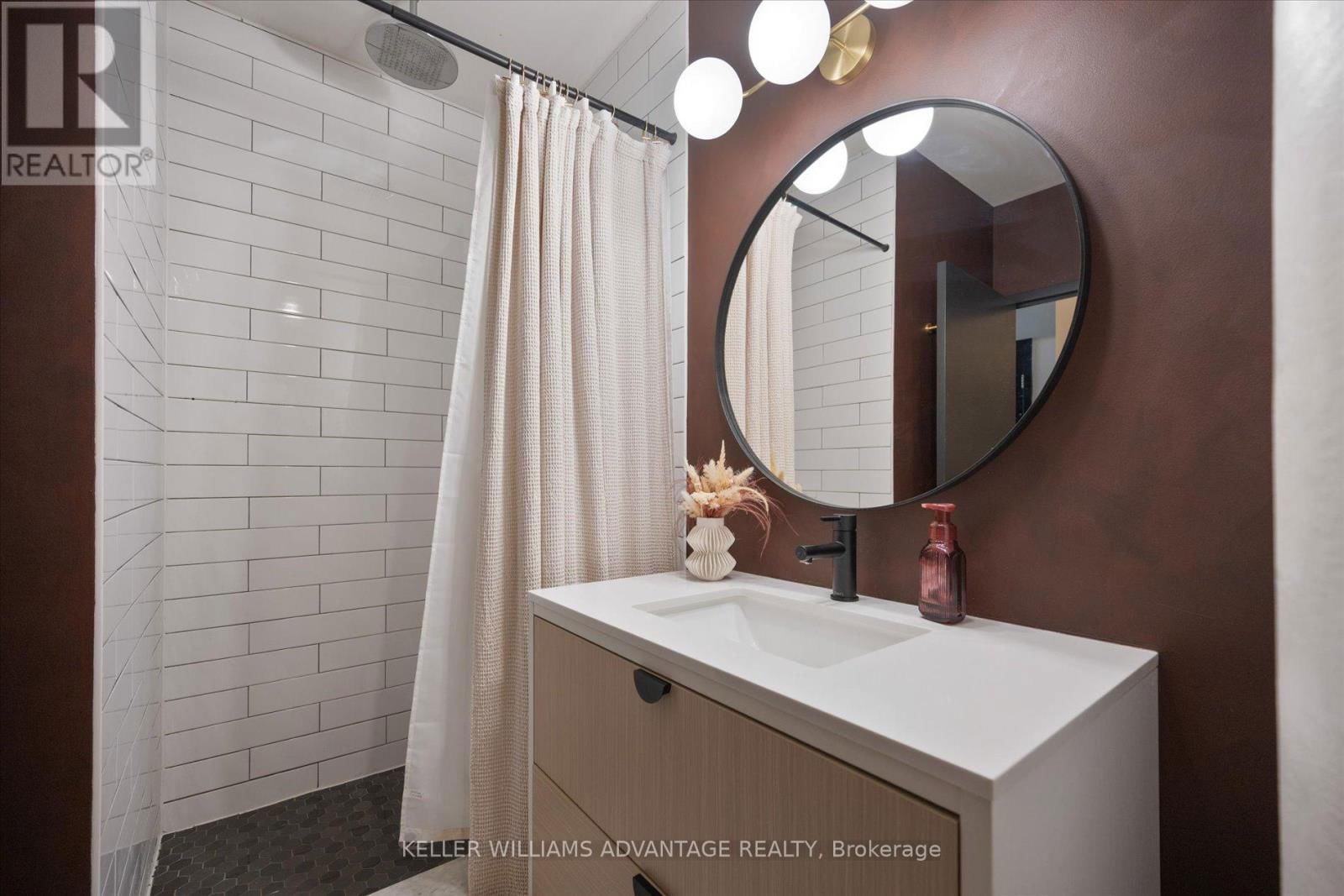 302 - 233 CARLAW AVENUE Image 6