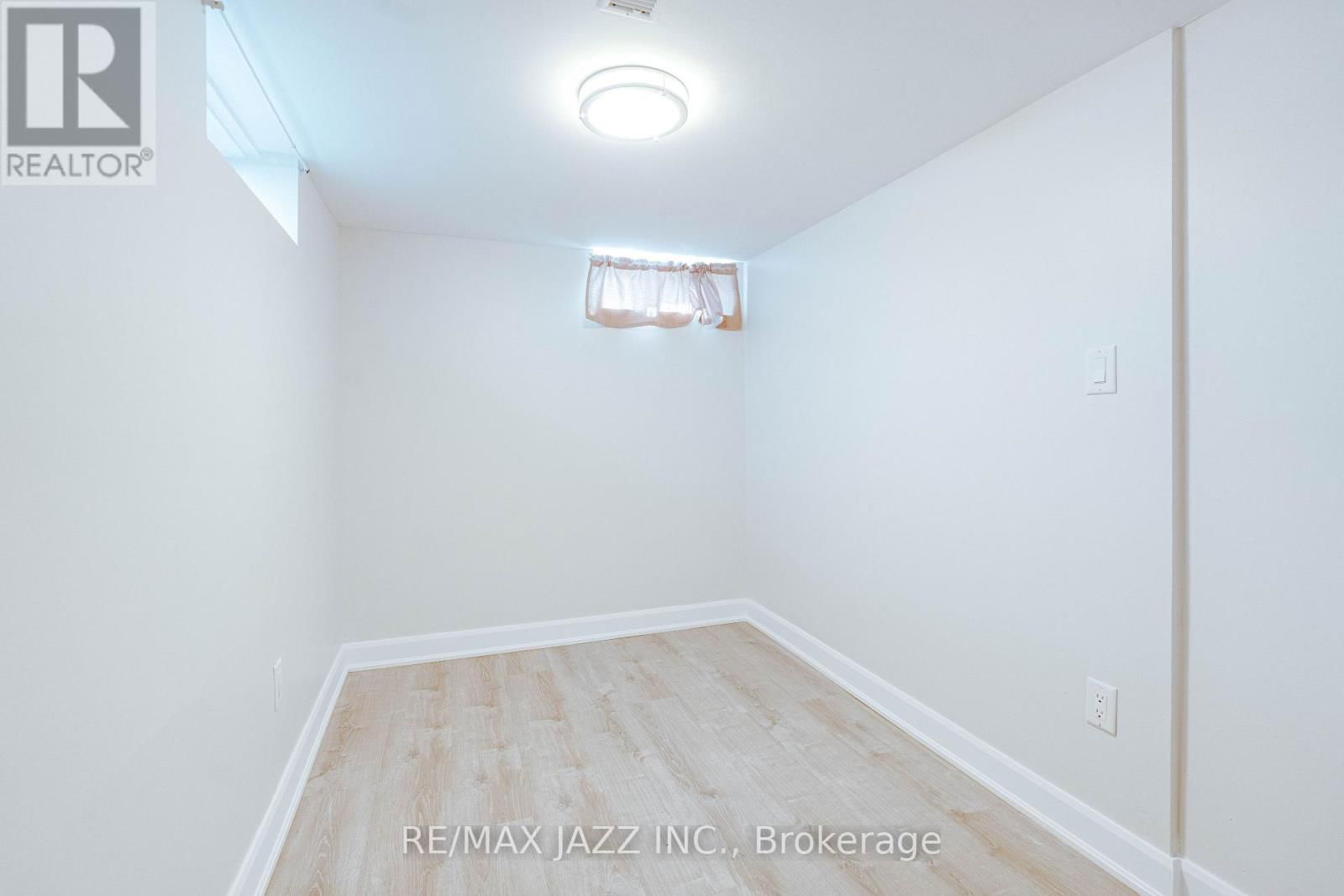 228 GIBBONS STREET Image 24