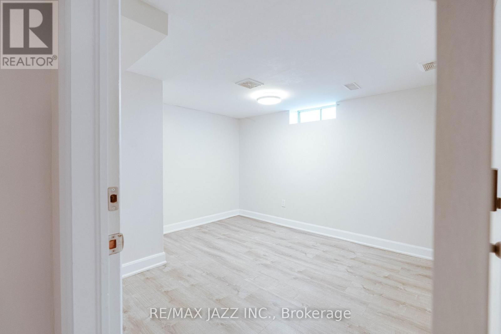 228 GIBBONS STREET Image 25