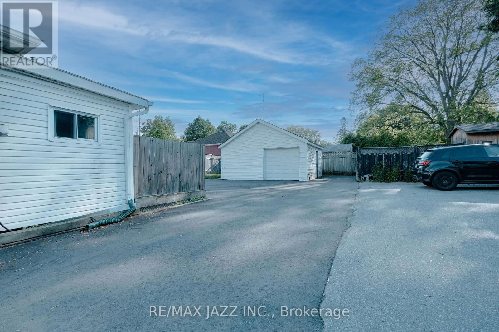 228 GIBBONS STREET Image 30