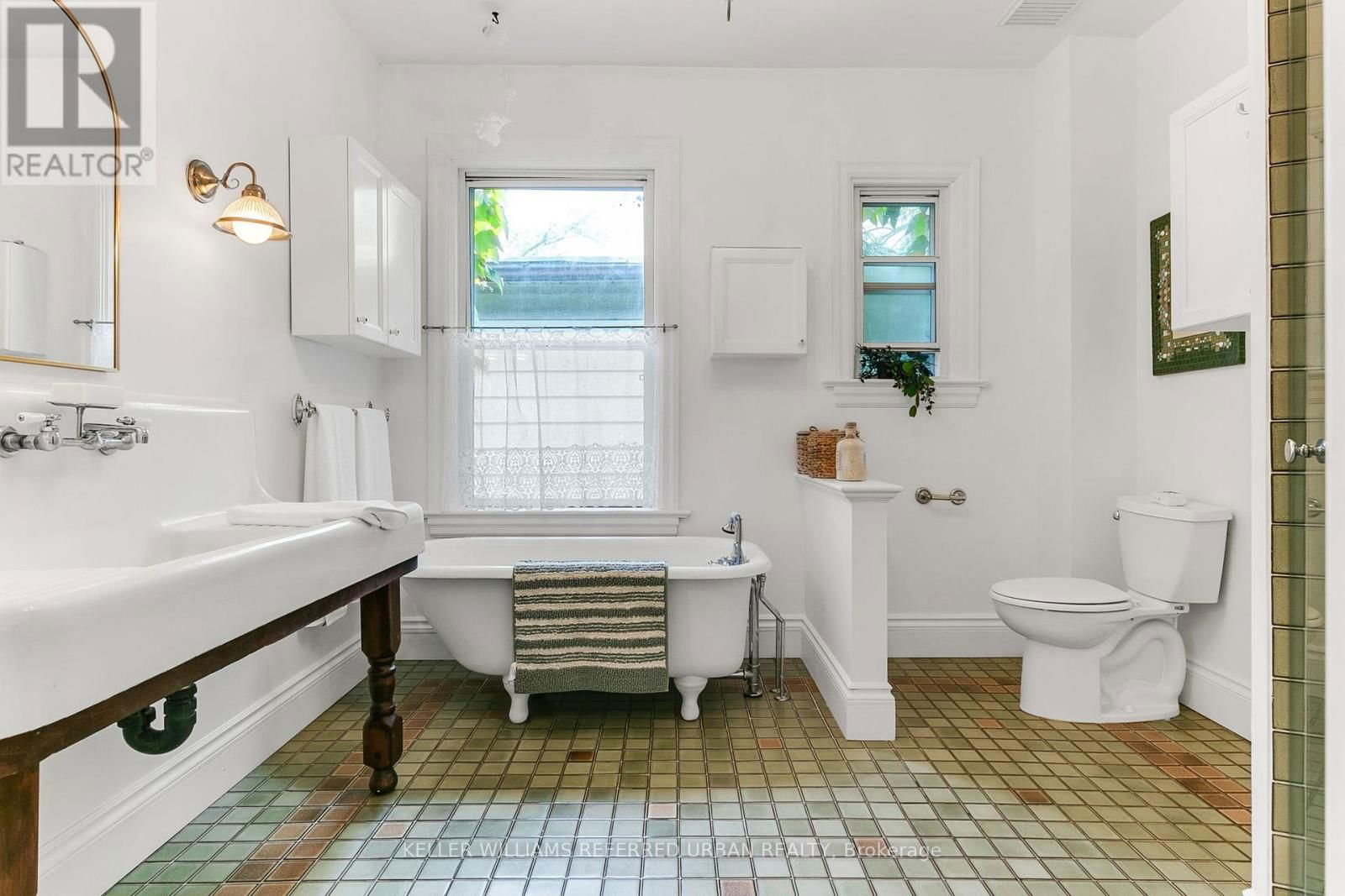 204 ASHDALE AVENUE Image 36
