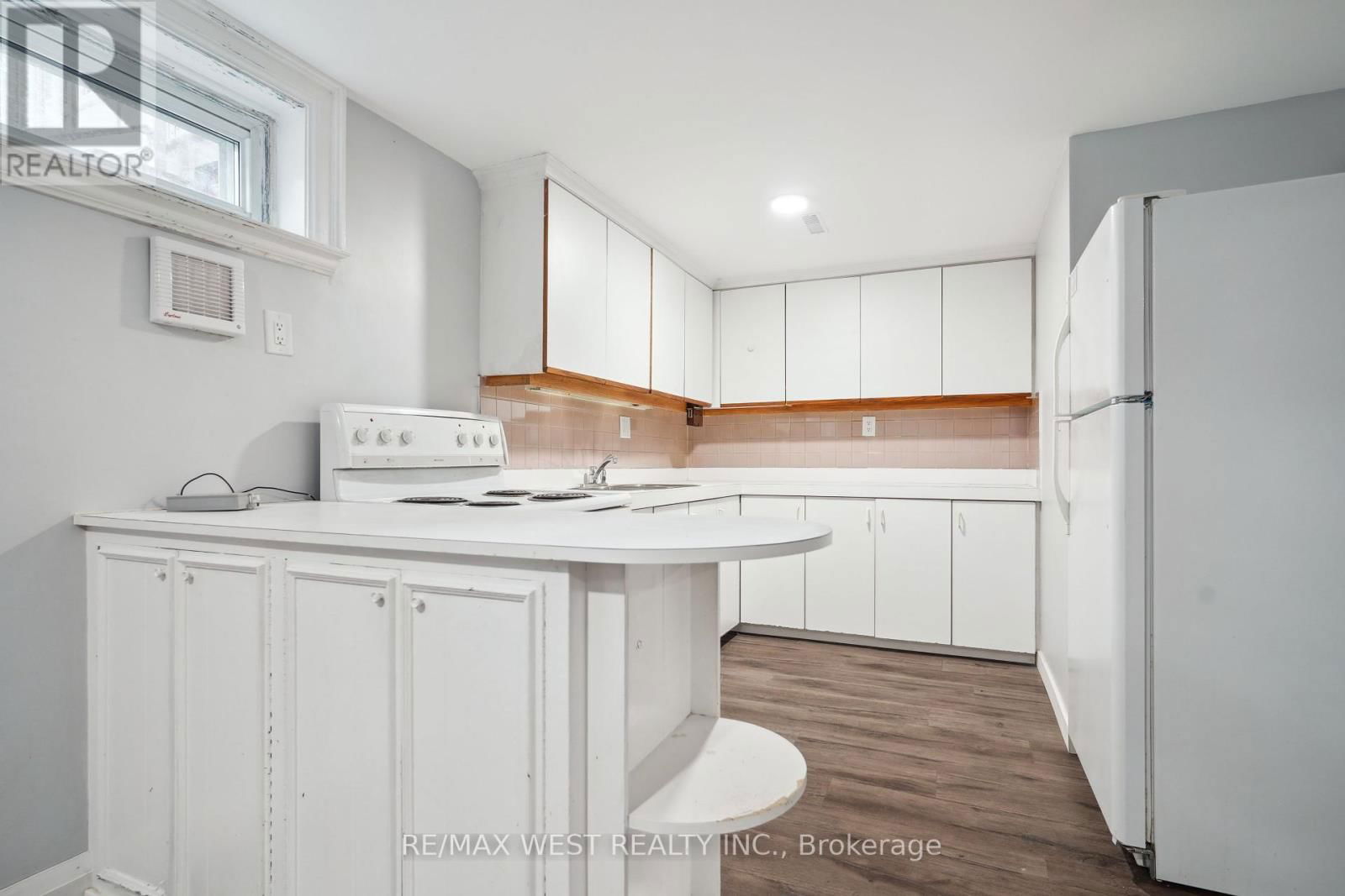 90 MERKLEY SQUARE Image 12