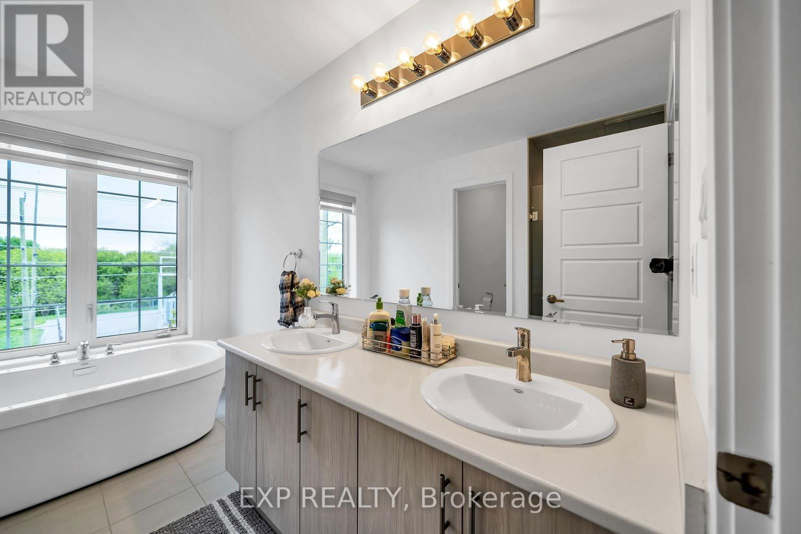 7 SELFRIDGE WAY Image 32