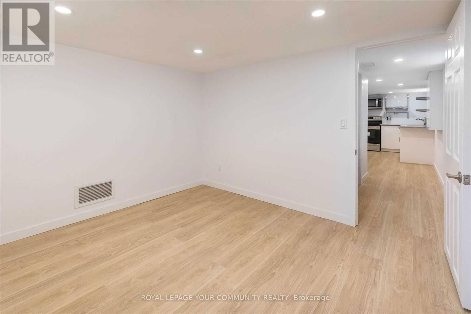 Lower - 1370 WOODBINE AVENUE Image 8