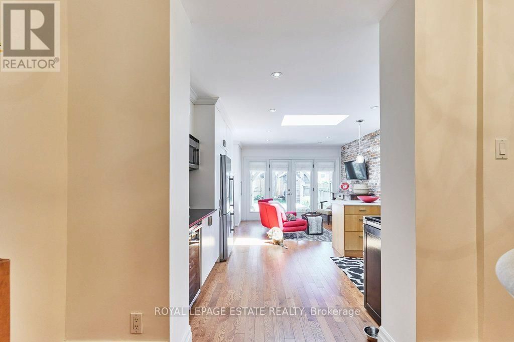 227 SILVER BIRCH AVENUE Image 11