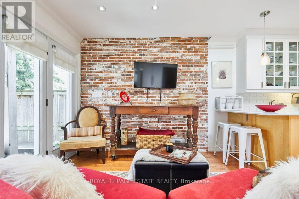 227 SILVER BIRCH AVENUE Image 18