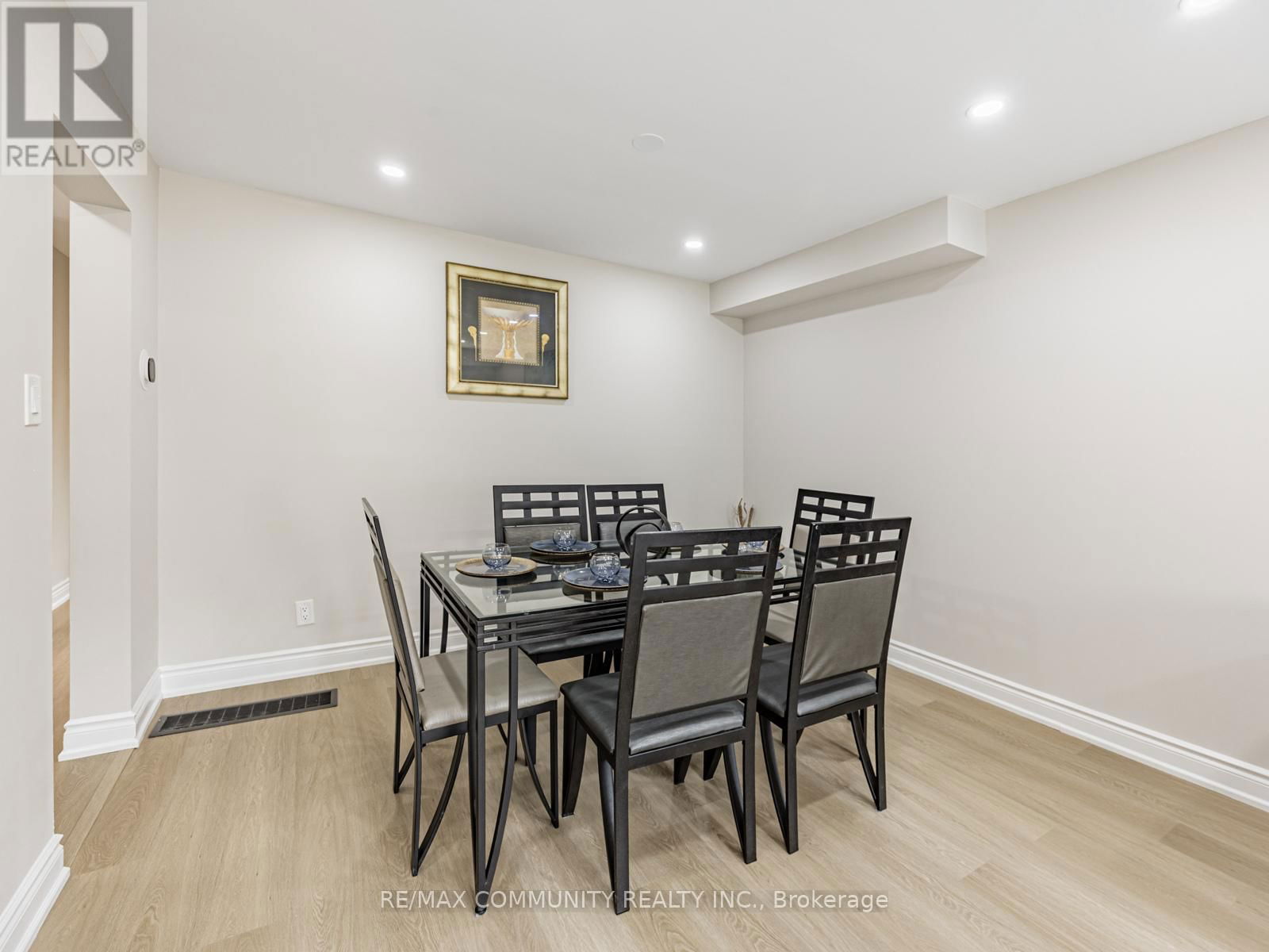 87 LOWRY SQUARE Image 9