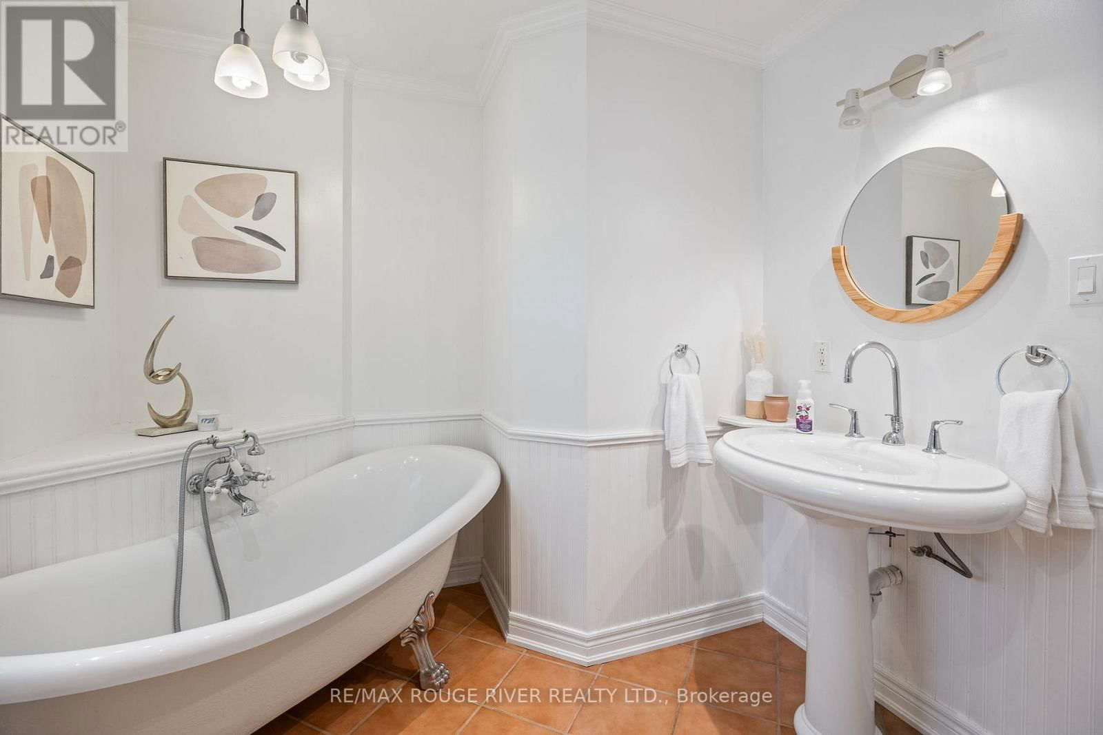 716 HILLCREST ROAD Image 24