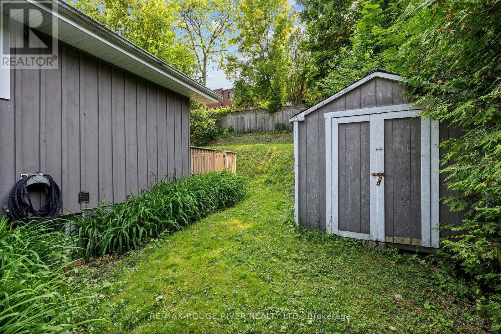 716 HILLCREST ROAD Image 38