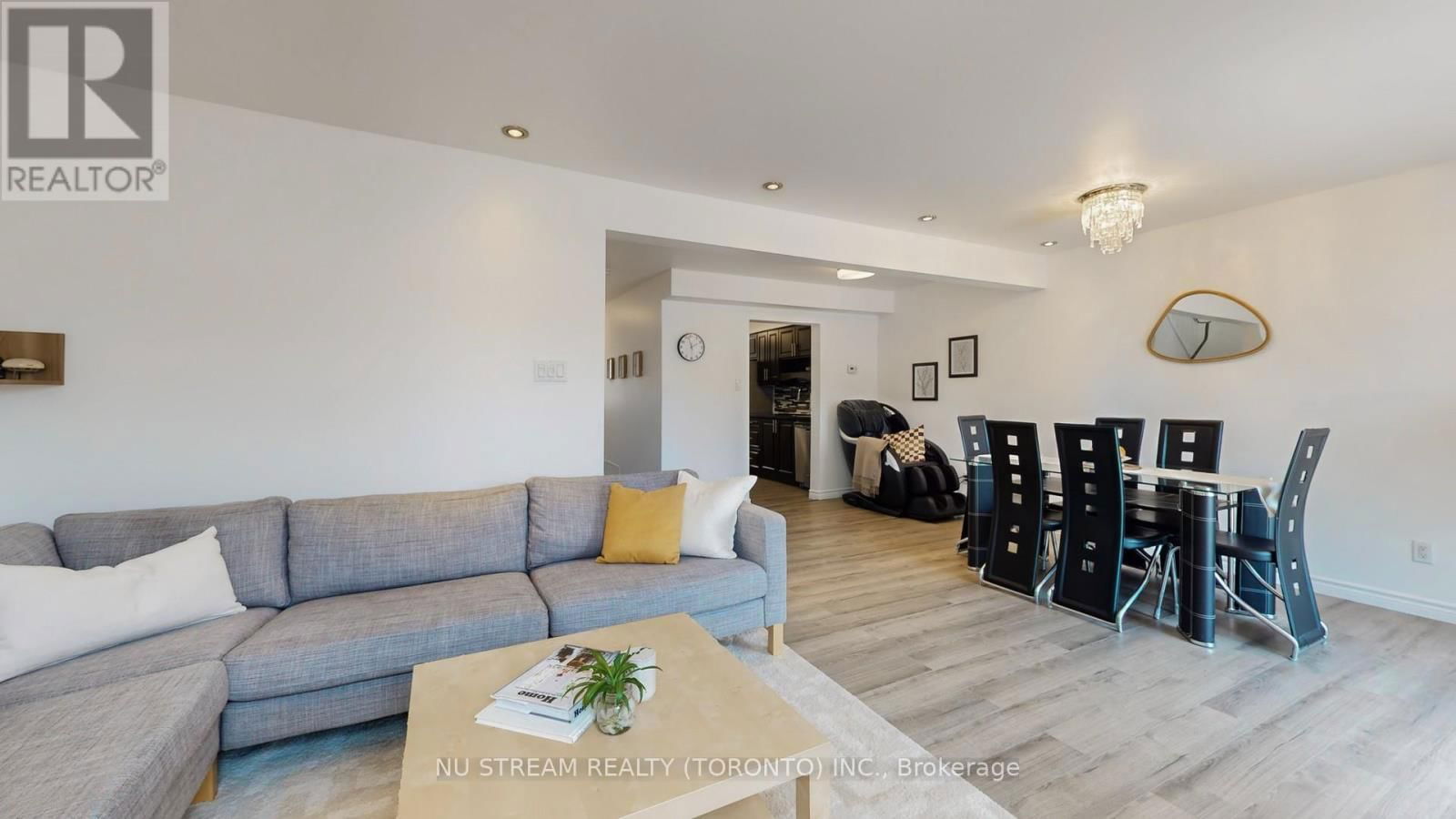 16 CARONIA SQUARE Image 10
