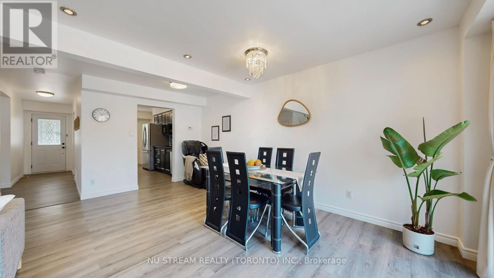 16 CARONIA SQUARE Image 12