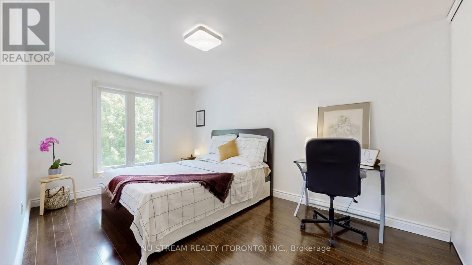 16 CARONIA SQUARE Image 25