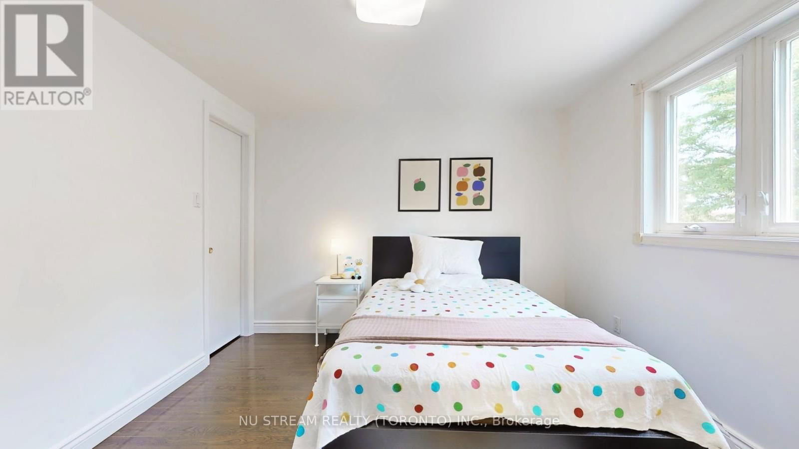 16 CARONIA SQUARE Image 29