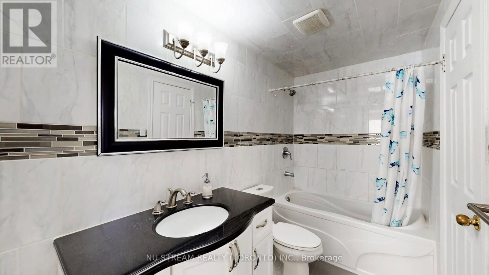16 CARONIA SQUARE Image 30