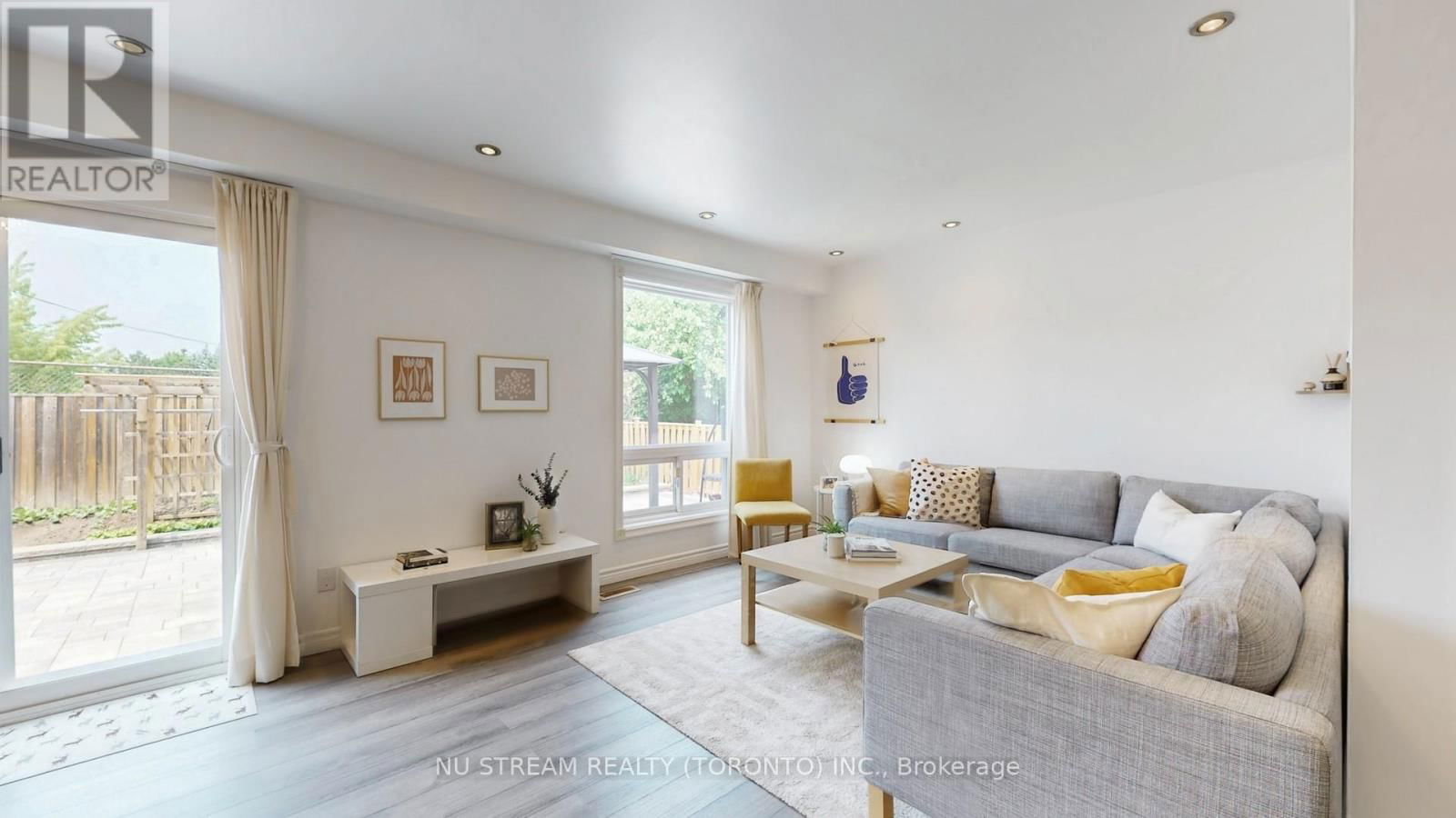 16 CARONIA SQUARE Image 7