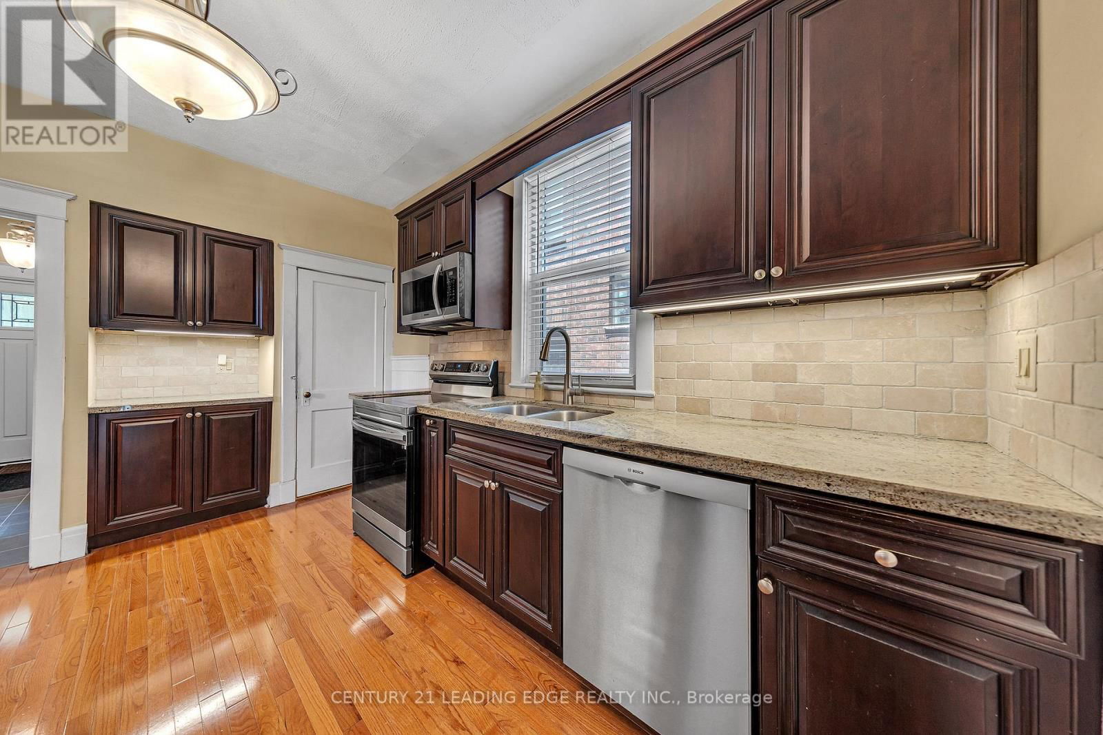 75 OSHAWA BOULEVARD NORTH Image 9