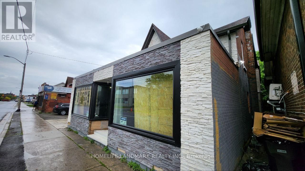 C2 - 325 SIMCOE STREET SOUTH Image 1