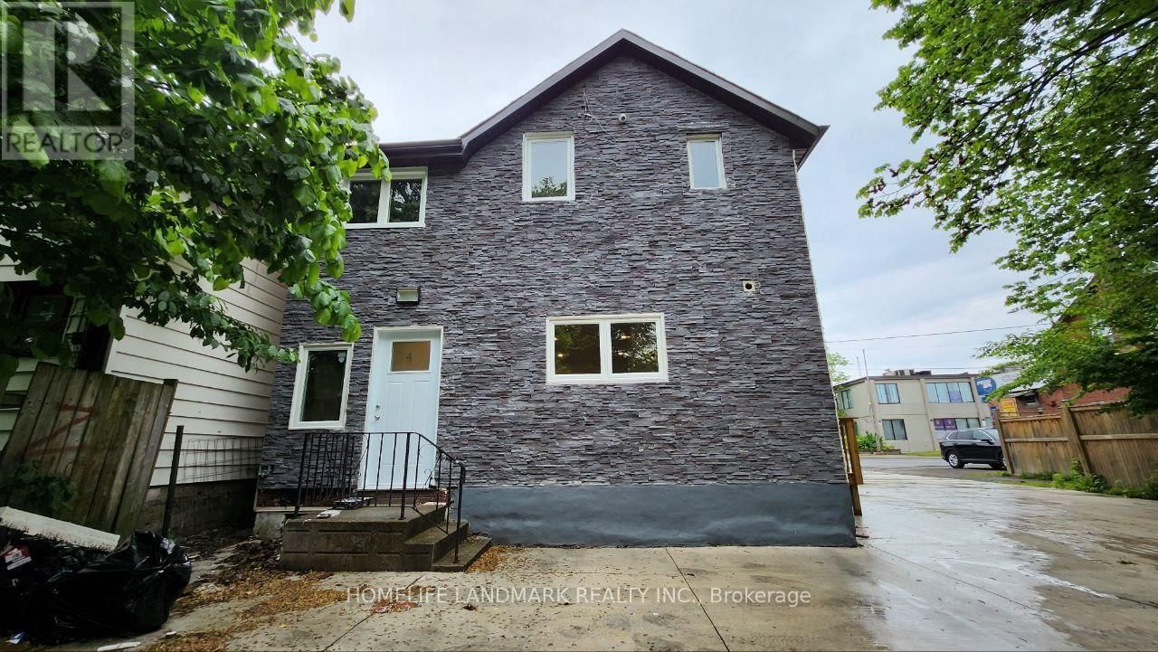 C2 - 325 SIMCOE STREET SOUTH Image 2
