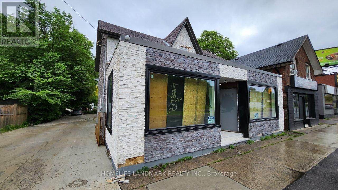 C2 - 325 SIMCOE STREET SOUTH Image 4