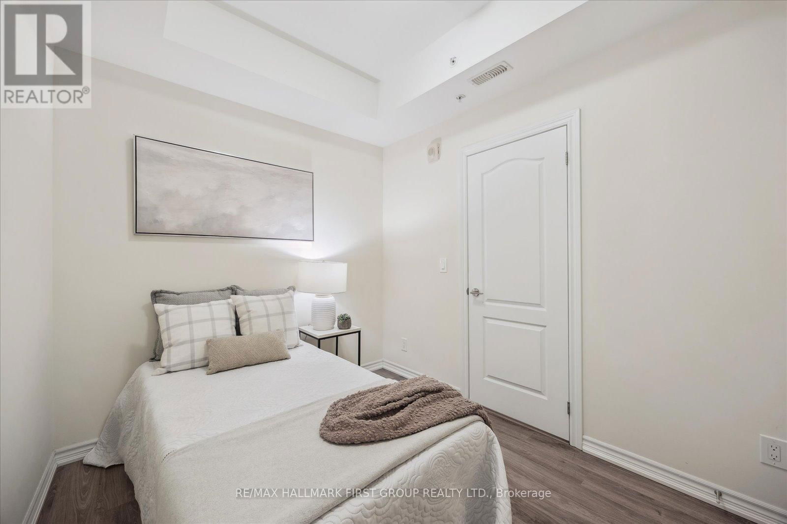 402 - 670 GORDON STREET Image 18