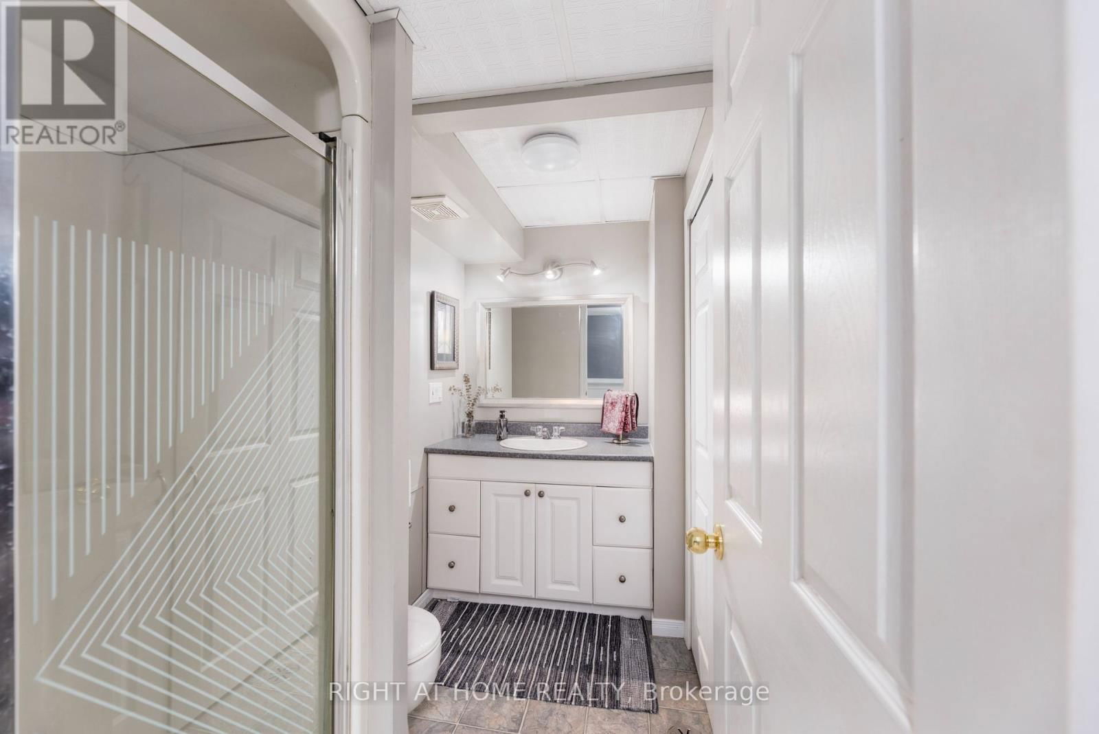 809 BENNETT CRESCENT Image 14