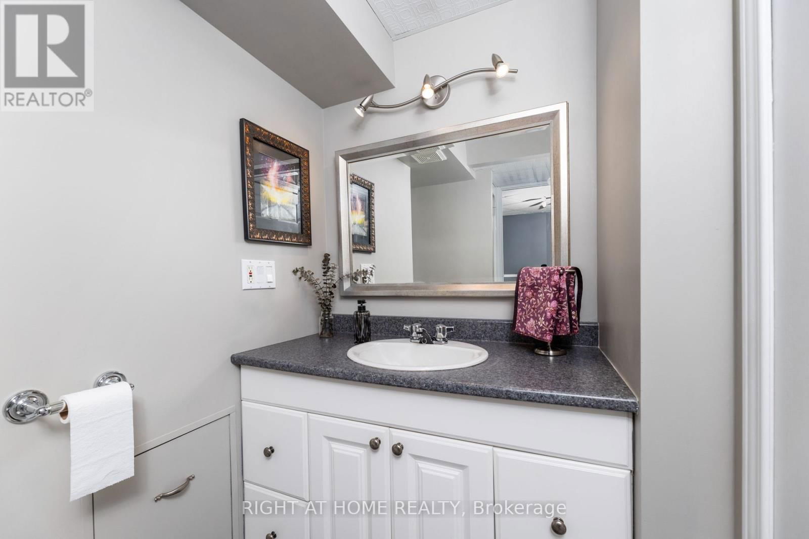 809 BENNETT CRESCENT Image 17