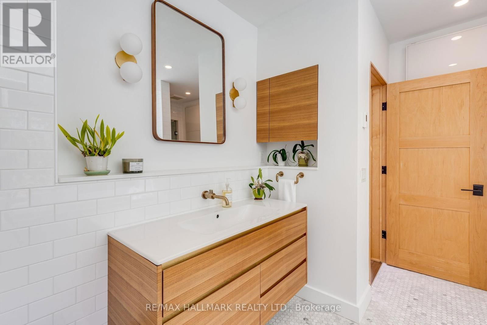 57 RAVINA CRESCENT Image 24