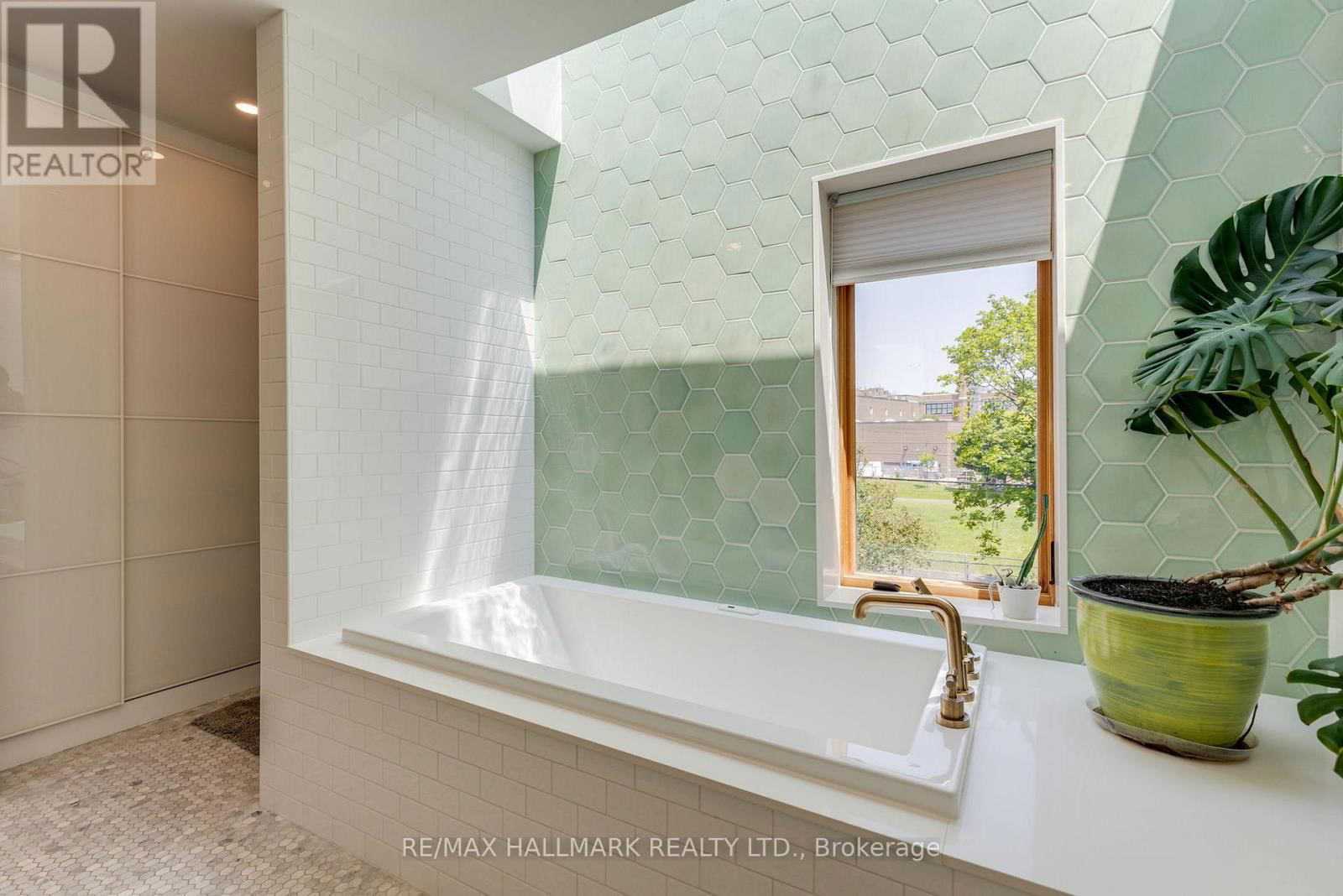 57 RAVINA CRESCENT Image 25