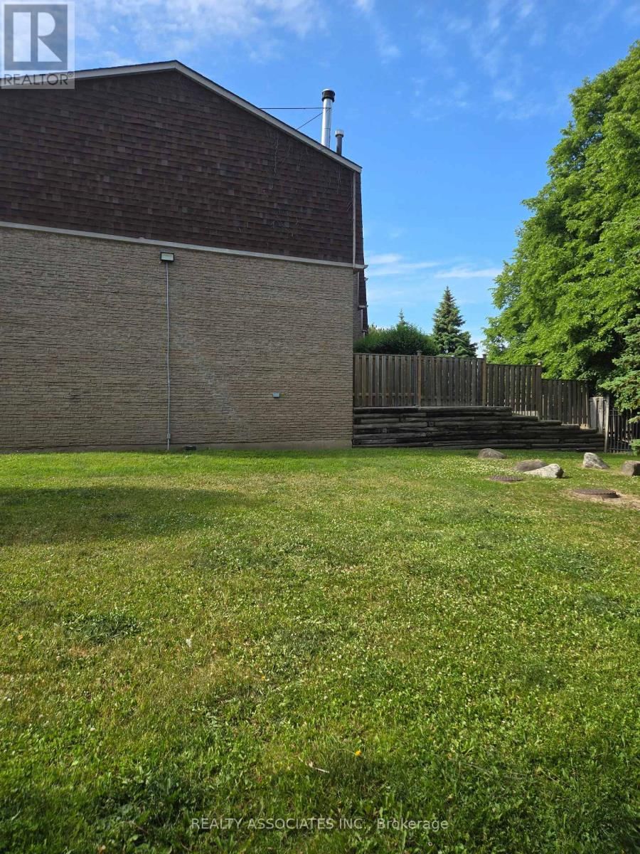 39 - 2 STONEHILL COURT Image 4