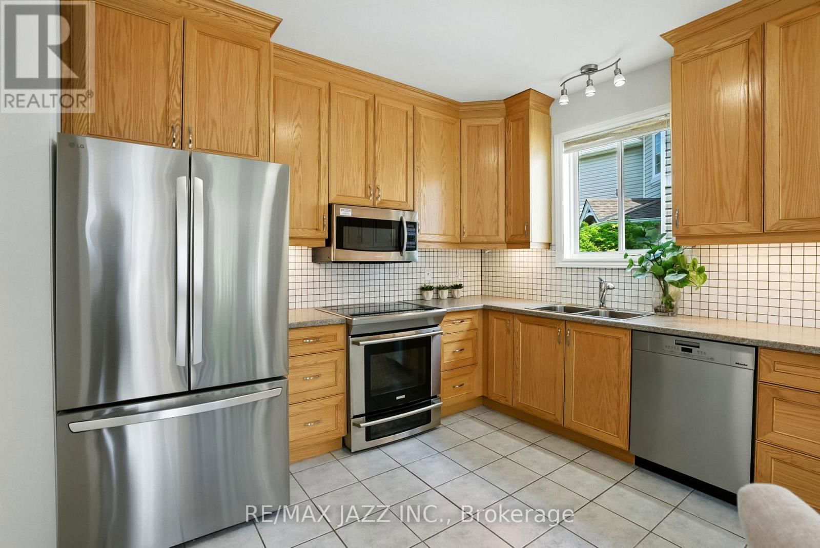 484 VICTORIA STREET Image 19