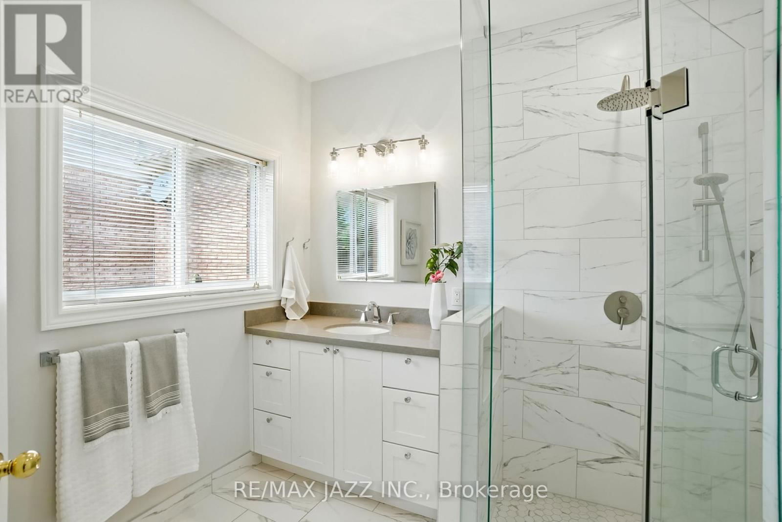 484 VICTORIA STREET Image 31