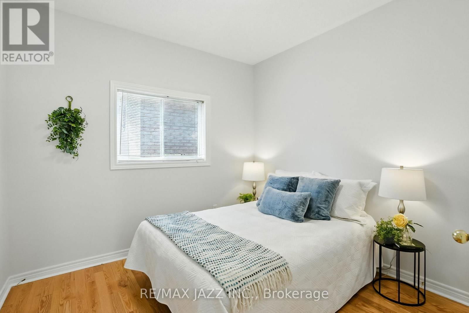 484 VICTORIA STREET Image 32
