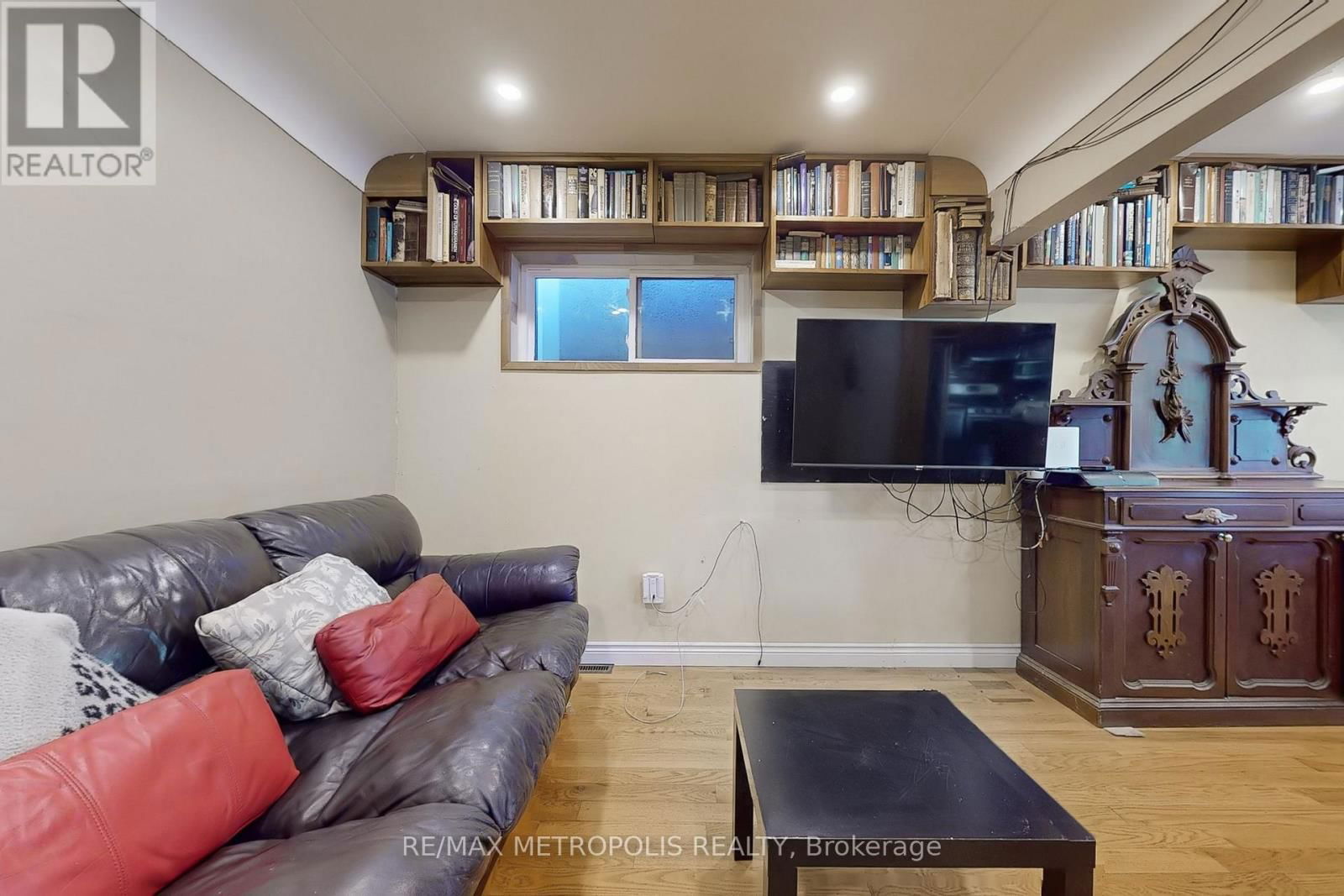 982 COSBURN AVENUE Image 10