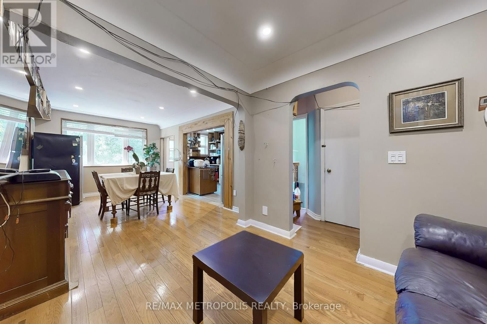 982 COSBURN AVENUE Image 11