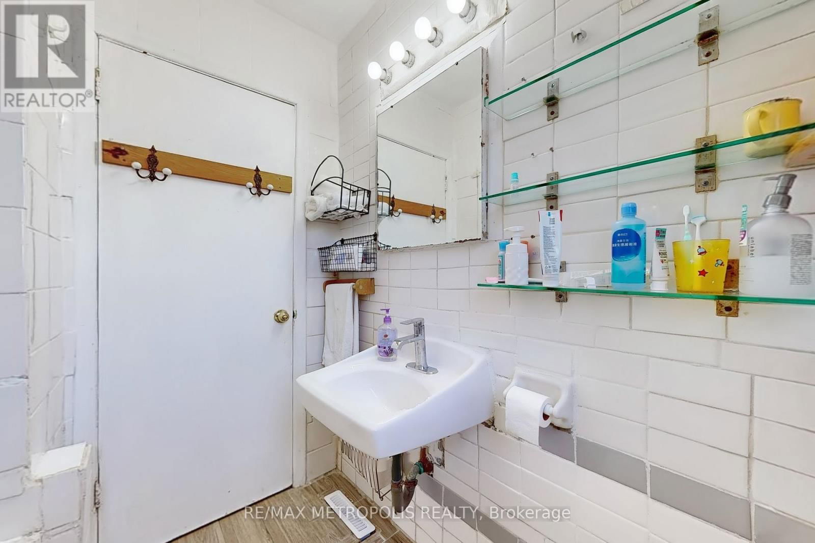 982 COSBURN AVENUE Image 30