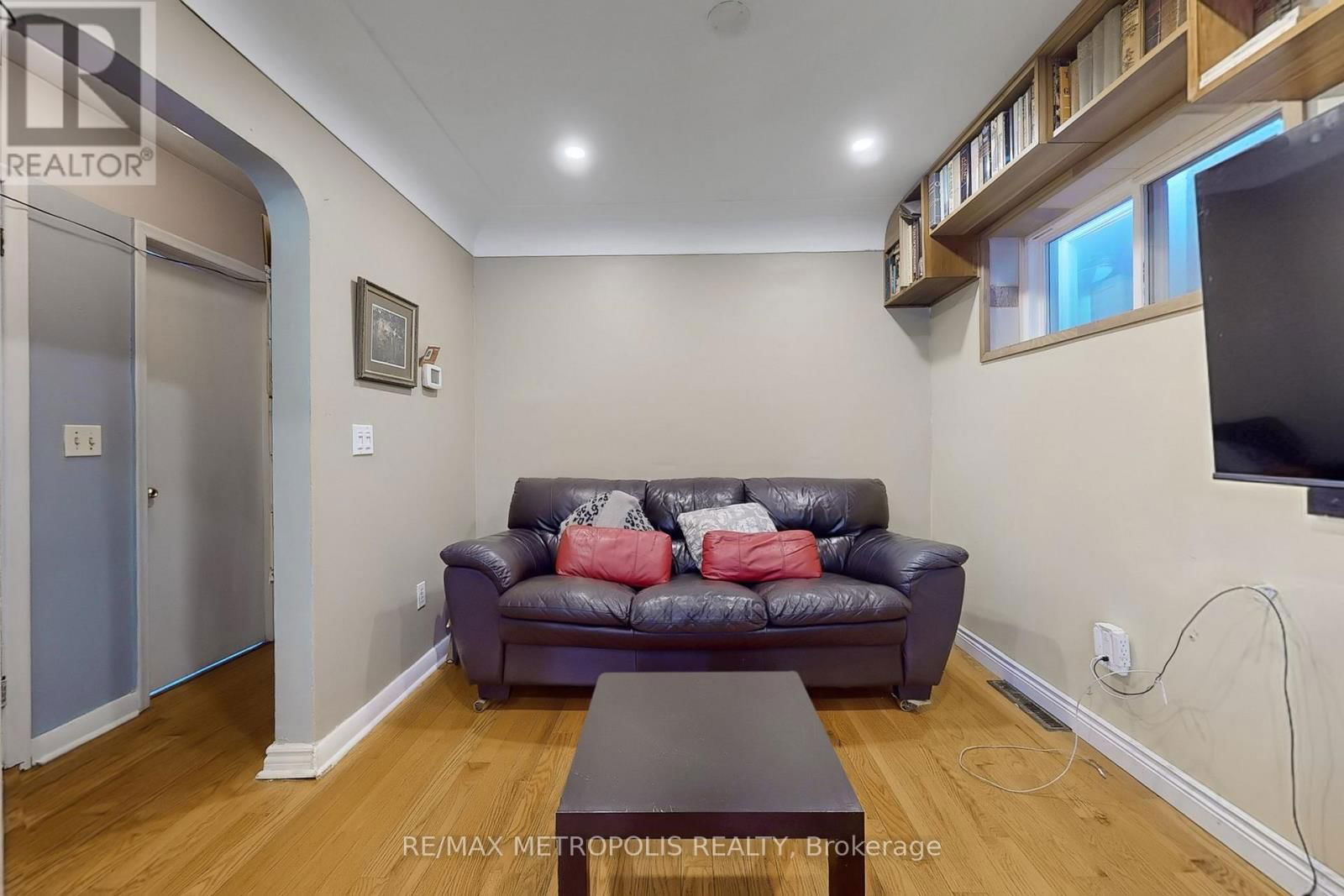 982 COSBURN AVENUE Image 7