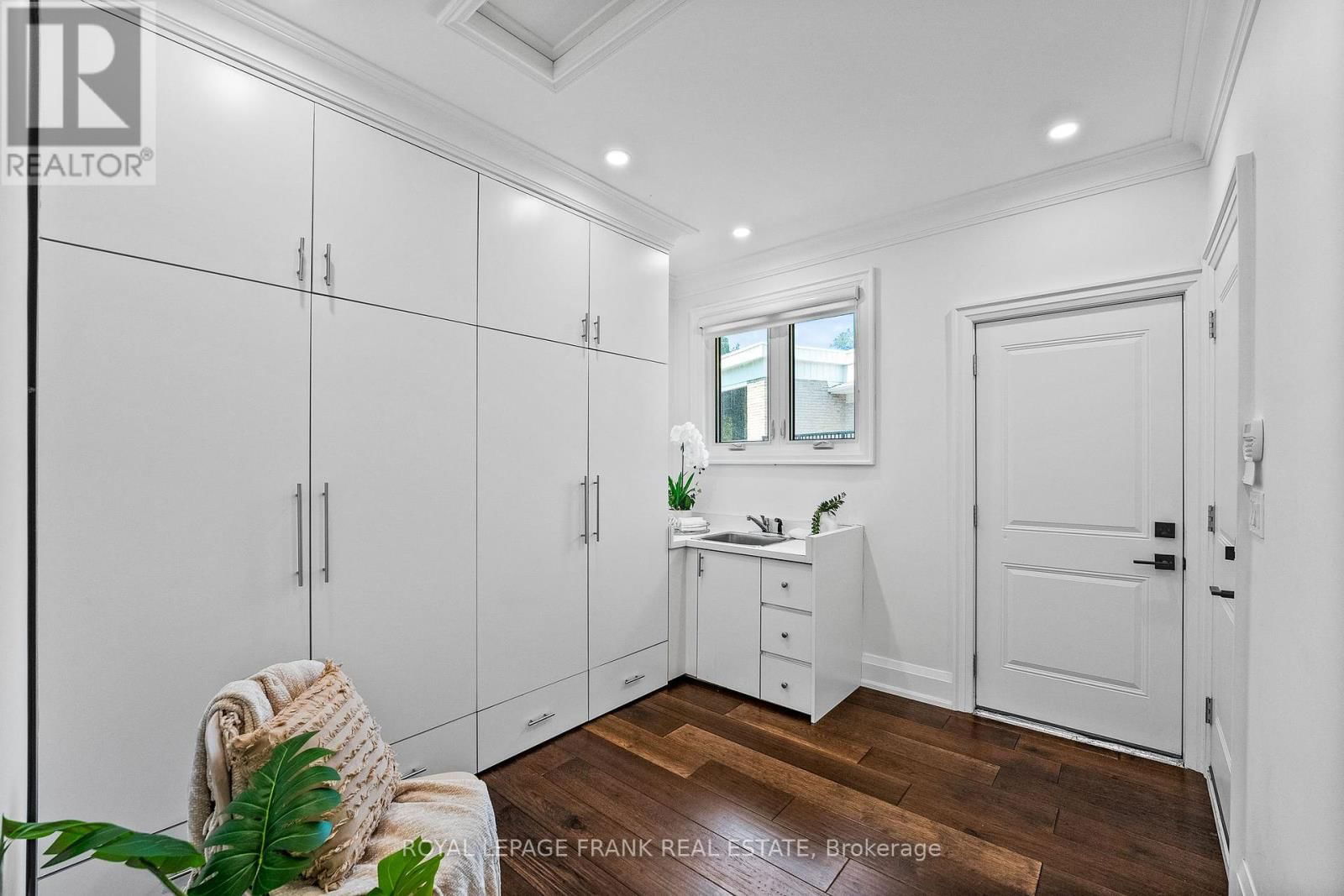 251 SHERWOOD COURT Image 22