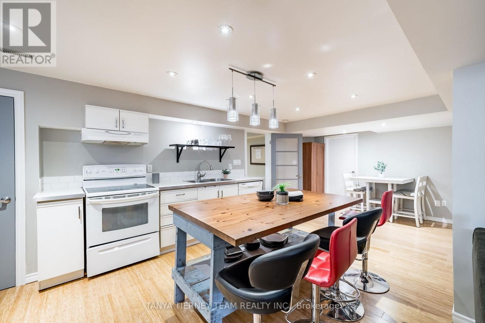 8 NATHAN AVENUE Image 34
