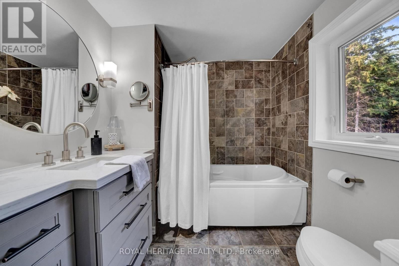 4585 CORONATION ROAD Image 39