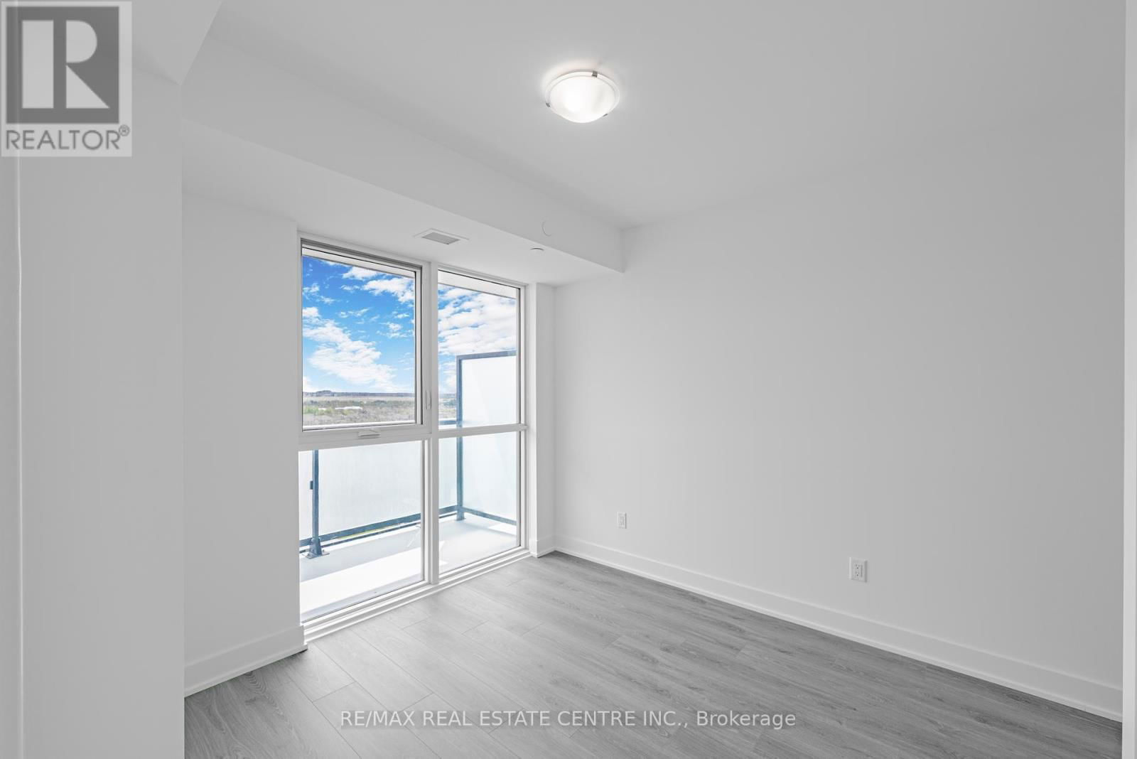 1004 - 2545 SIMCOE STREET NORTH Image 12