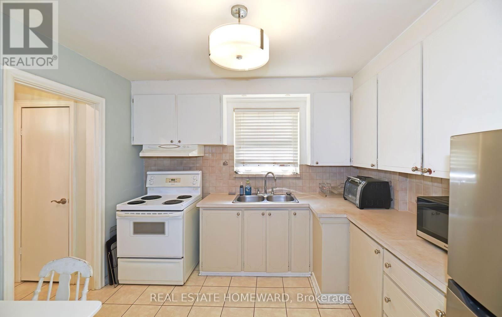 111 SURREY AVENUE Image 8