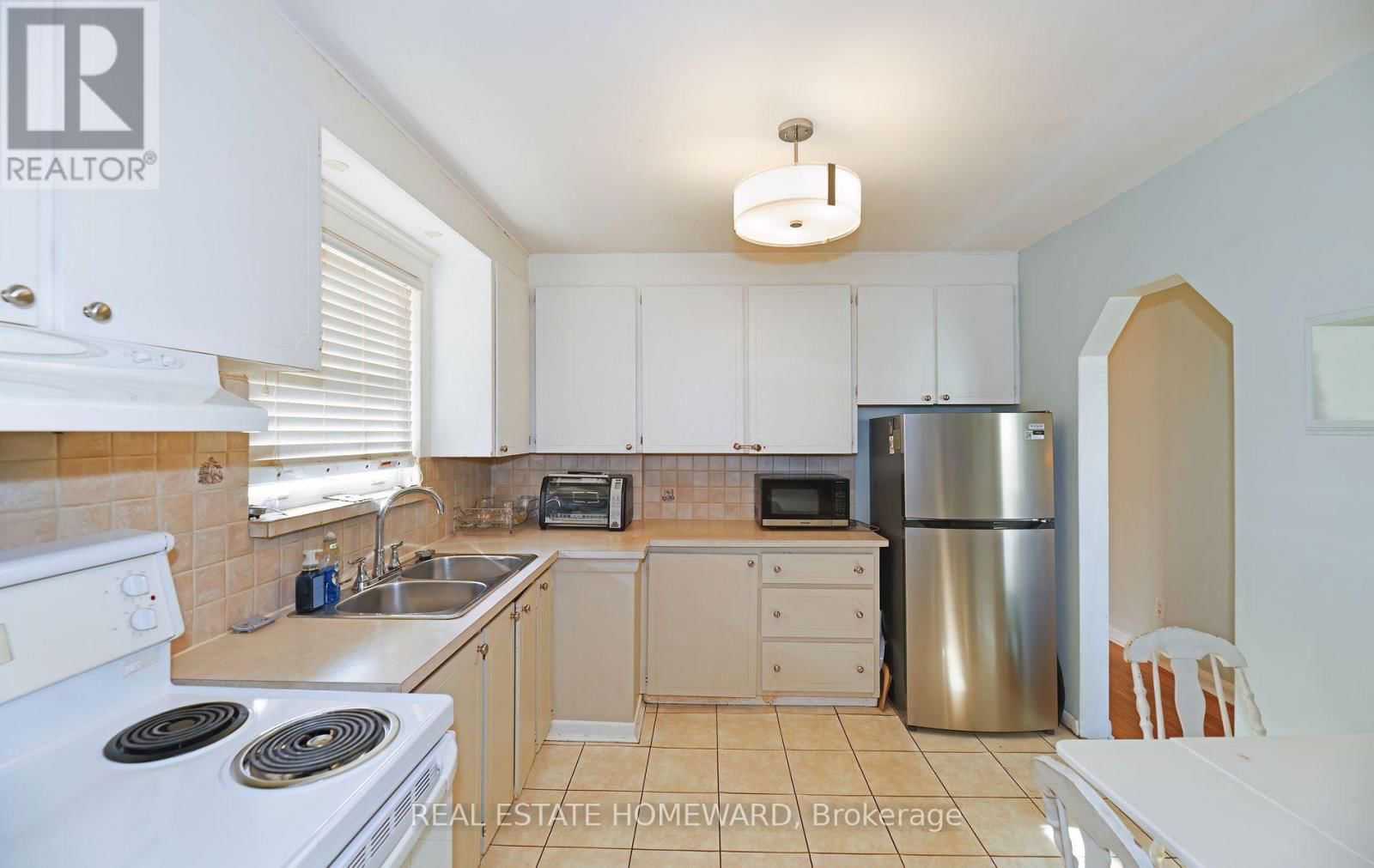 111 SURREY AVENUE Image 9