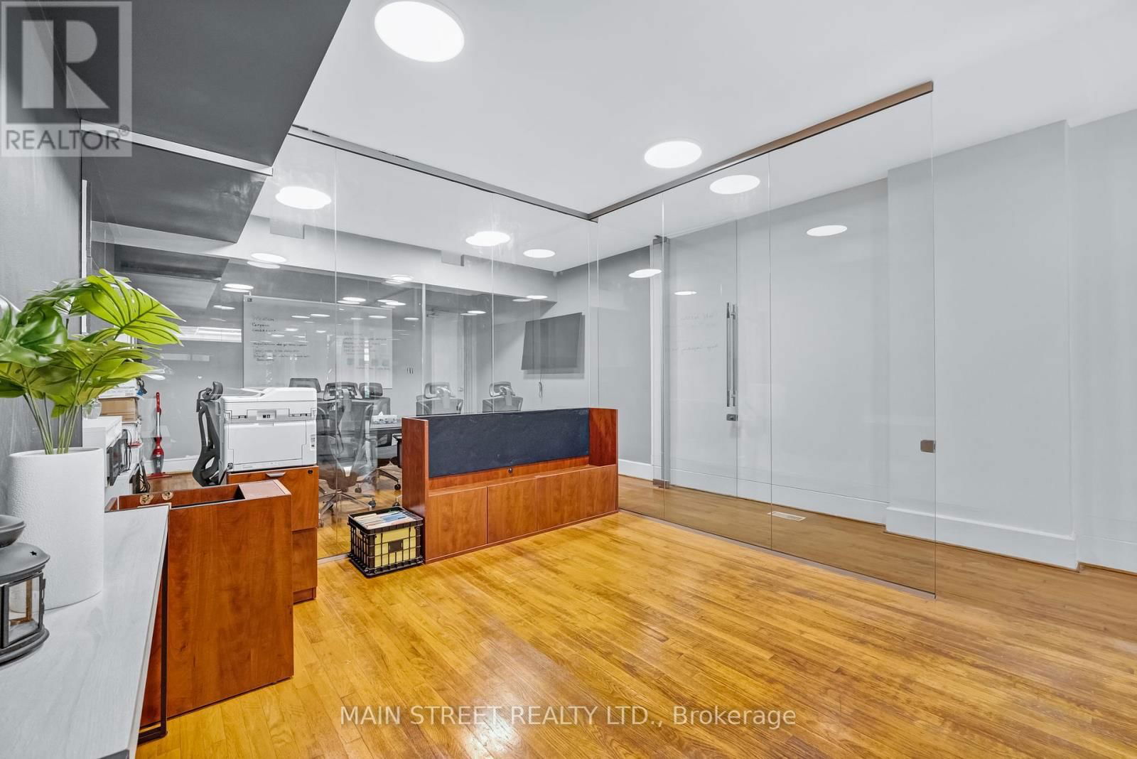 2495 QUEEN STREET EAST Image 14