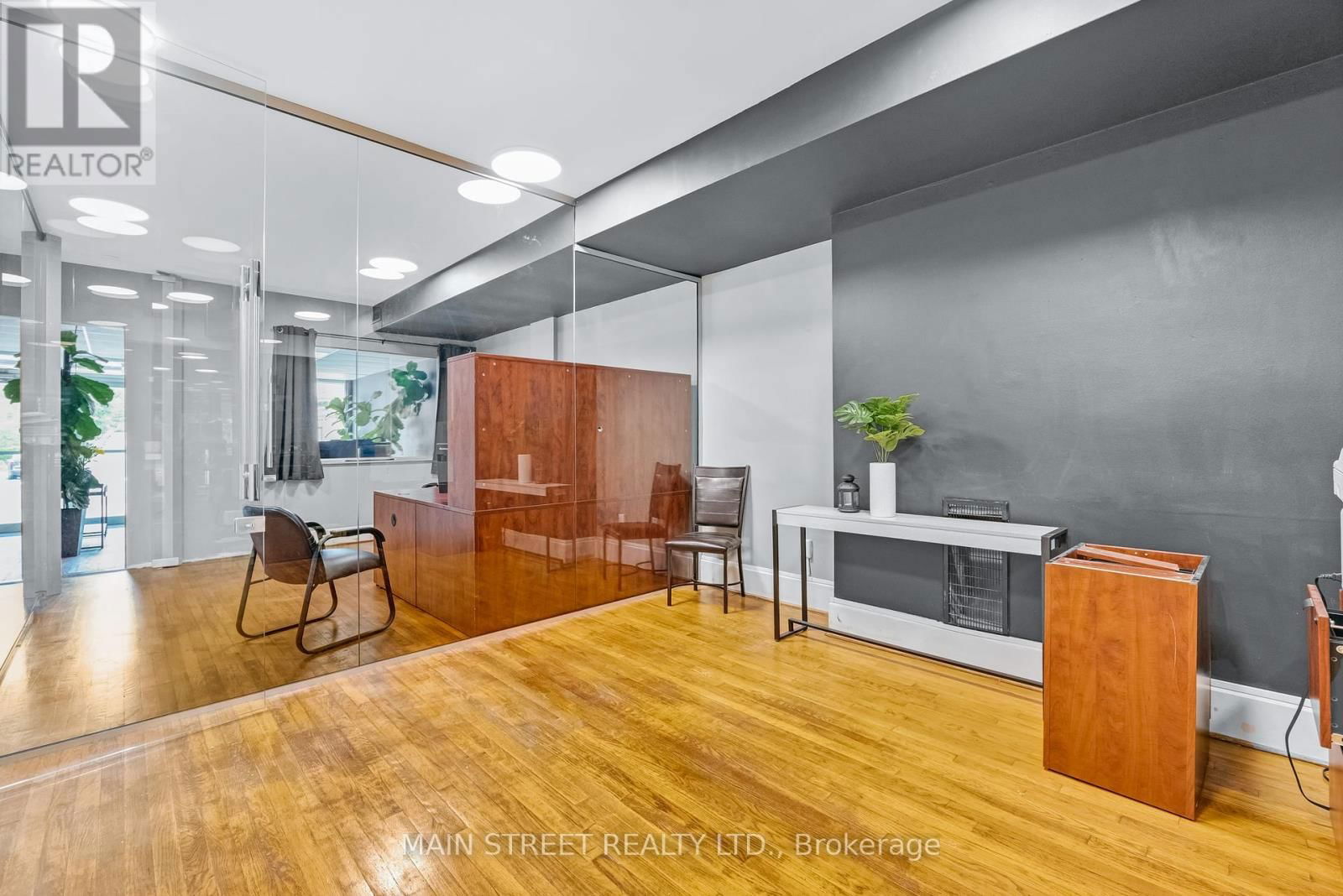 2495 QUEEN STREET EAST Image 15
